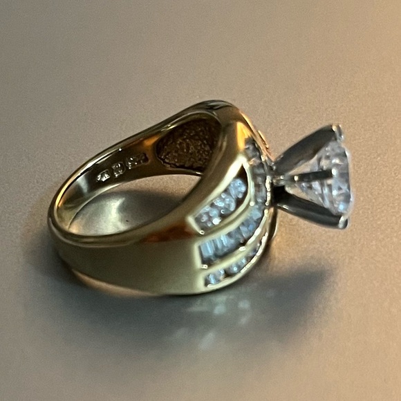 Gorgeous 925 Gold plated cubic zirconia ring 💍 Engagement or Wedding - Picture 7 of 7